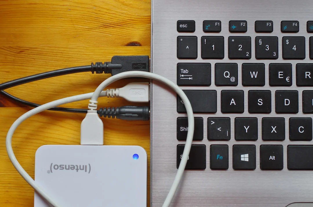 כבל פריצה USB מבוקר Wi-Fi כולל בחשאי מיקרו-בקר, אחסון microSD ועוד