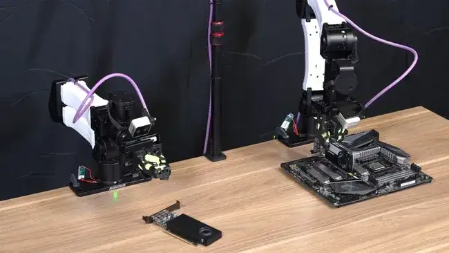 Nvidia חושפת רובוטי AI שלמדו להתקין כרטיסי מסך בלוחות אם