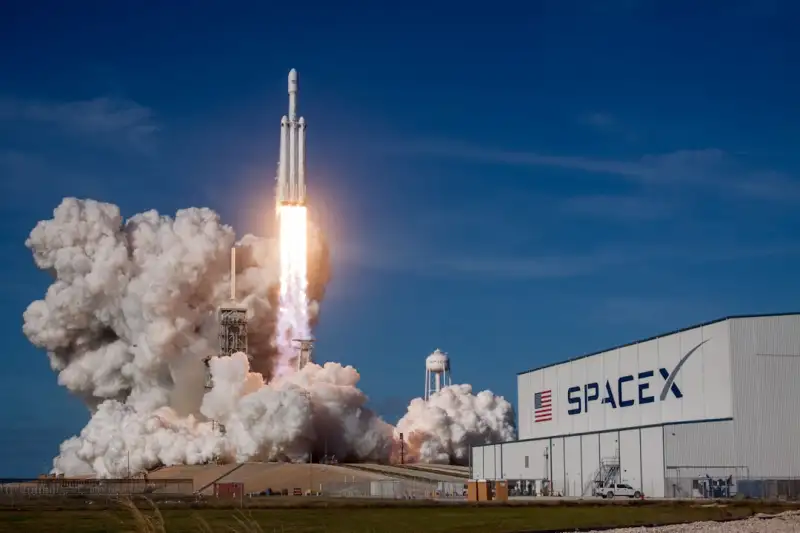 שלב טיל SpaceX תועה אמור להתרסק על הירח במהירות של 5,400 מייל לשעה, פי שבעה ממהירות הקול